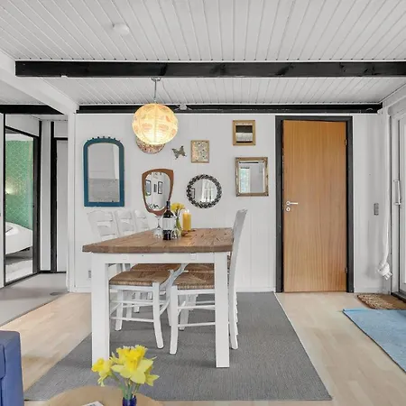 Casa de Férias Stunning In Aakirkeby With Wifi Vester Somarken