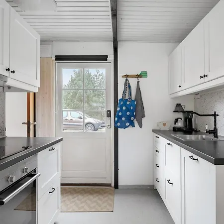 Stunning In Aakirkeby With Wifi * Vester Somarken